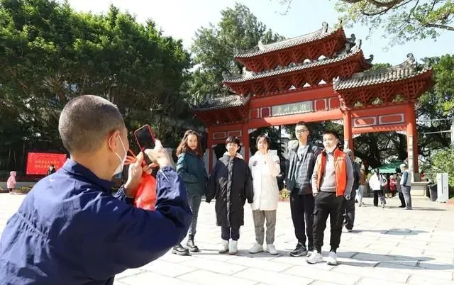 天气晴好，惠州西湖人头攒动 水东街