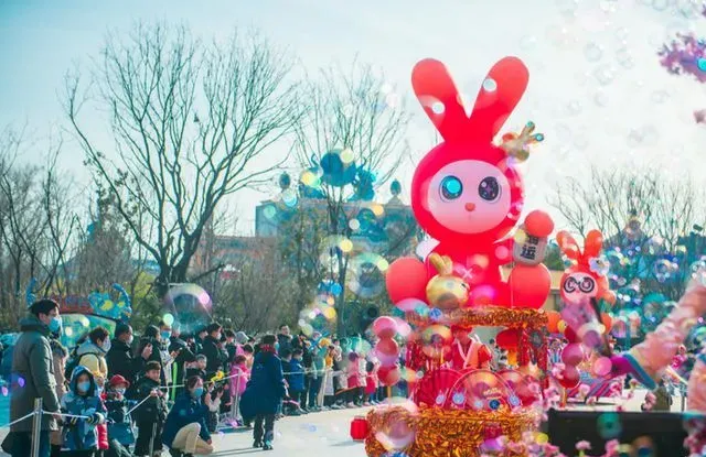 举家出游拉动春节假日消费 郑州新