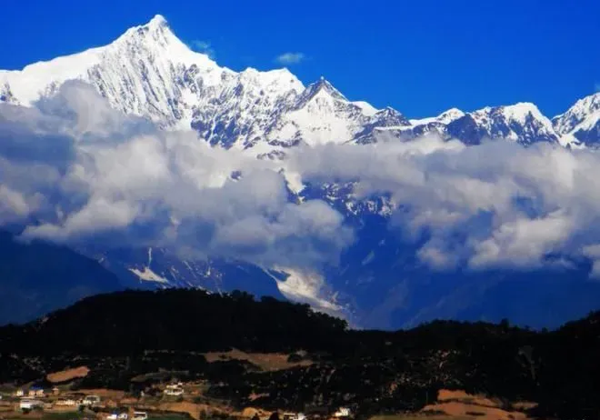 云南有一座神山，当年17名登山队员在