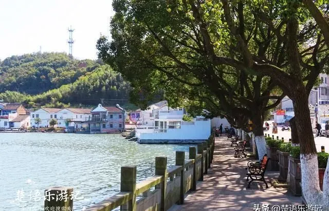 宁波东钱湖畔的古村落，殷湾渔火列入钱湖十景，灯塔成为网红景点