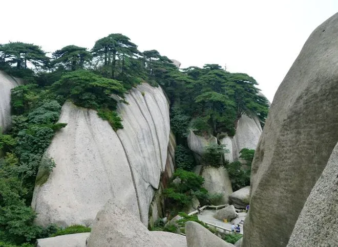 坐落在三大名山之一当中，拥有独特的