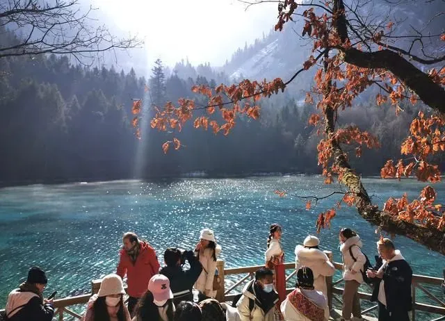 九寨沟迎来旅游高峰，观冰赏雪人气旺