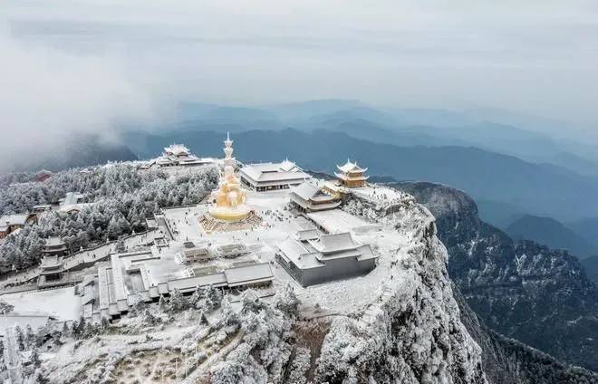 冬天一定要去一次四川峨眉山，一下雪就变成仙境，宛如在画里行走