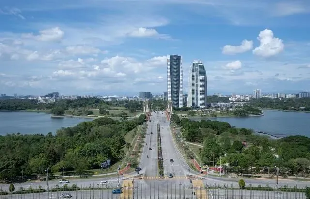 一座被原始森林包围的新城市，马来最行政机构都搬来这里，震撼！