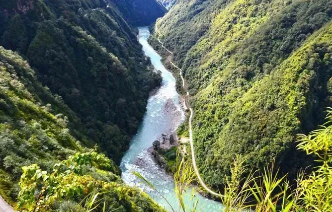 云南和缅甸交界旅行，遇到美女老师，留