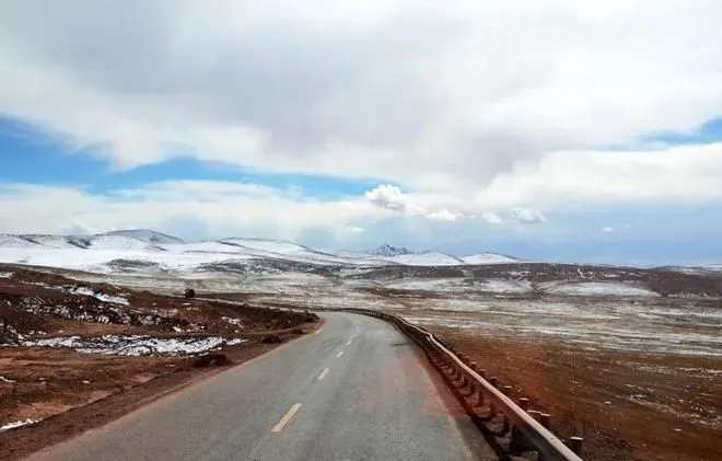 广东妹子独自旅行，青海到西藏，搭大货