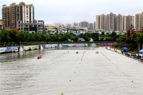 贵州惠水：龙舟争霸涟江水 劈波斩浪