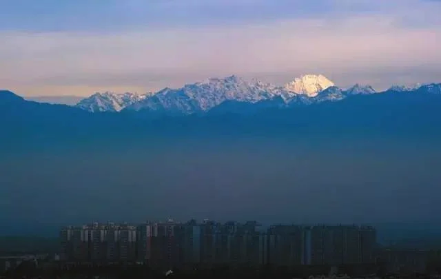 成都能看到的雪山是什么山