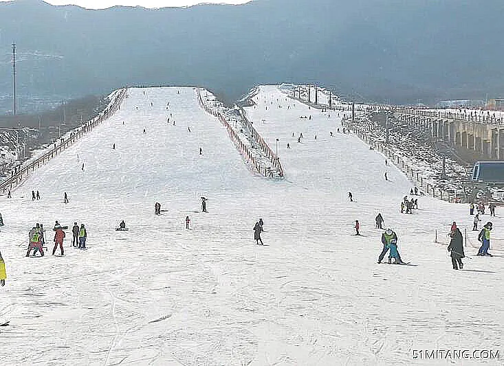 北京旅游景点:香山旱地滑雪场