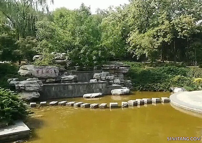 北京旅游景点:万泉潄玉