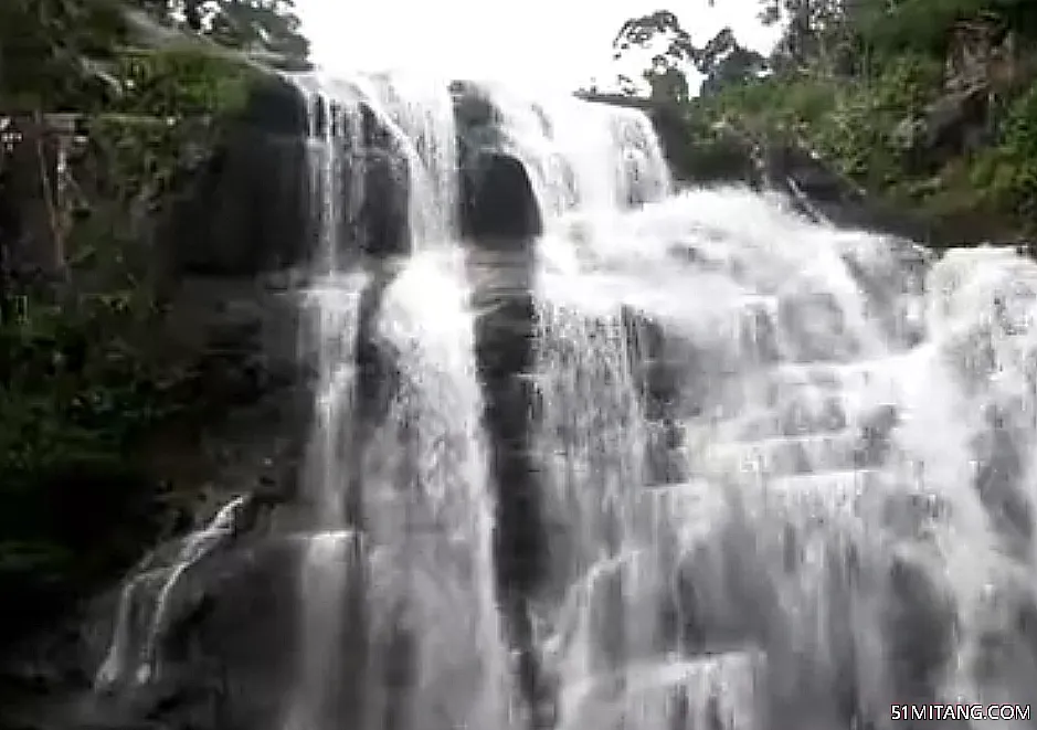 海南旅游景点:枫果山瀑布