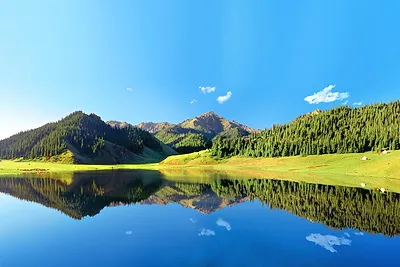 天山大峡谷天鹅湖