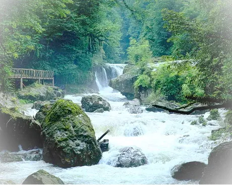 雅安龙苍沟叠翠溪景区