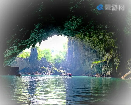 巴马水波天窗景区（百鸟岩）