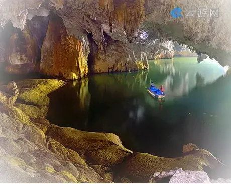 巴马水波天窗景区（百鸟岩）