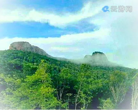 巴彦壹台山骆驼峰景区