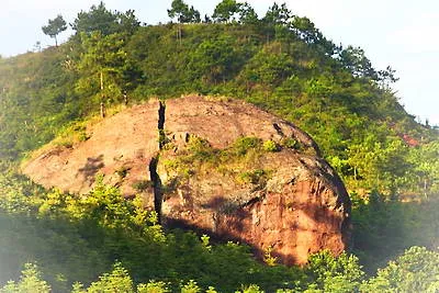 翠微峰雷打石