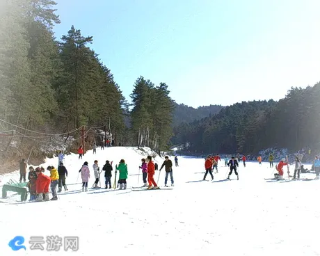 安康玉华宫滑雪场