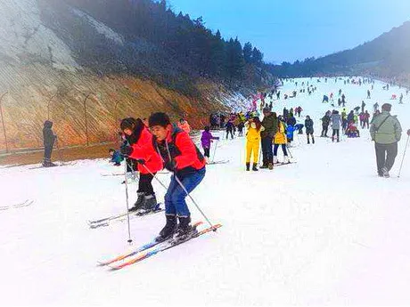 南阳老界岭滑雪场