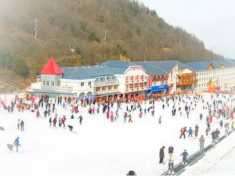 栾川伏牛山滑雪度假乐园