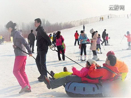 章丘香草园滑雪场