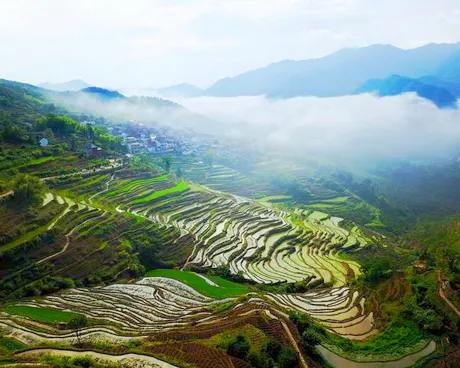 这里高山如画，这里梯田如阶，这里云雾缭绕，这里溪水澄澈，这里有原生态的特色长桌宴，还有丰富多彩的民俗表演，歌于此，舞于此。