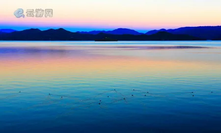 朝霞洒落在湖面